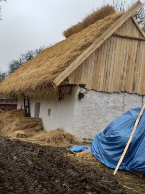 Ľudový dom so slamenou strechou v obci Senohrad - realizácia projektu