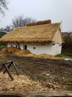 Ľudový dom so slamenou strechou v obci Senohrad - realizácia projektu